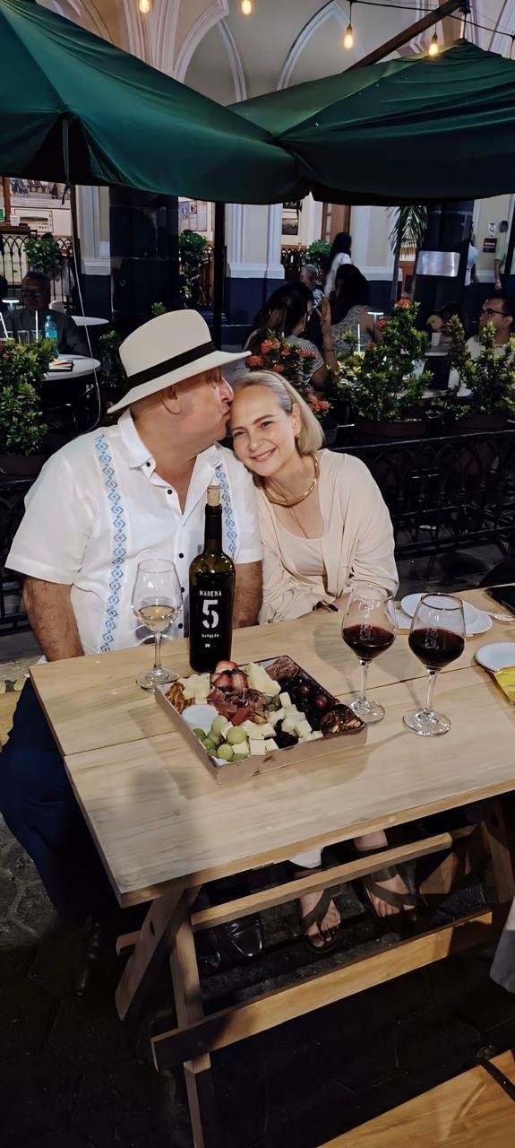 Miriam y Sergio en una cena romántica
